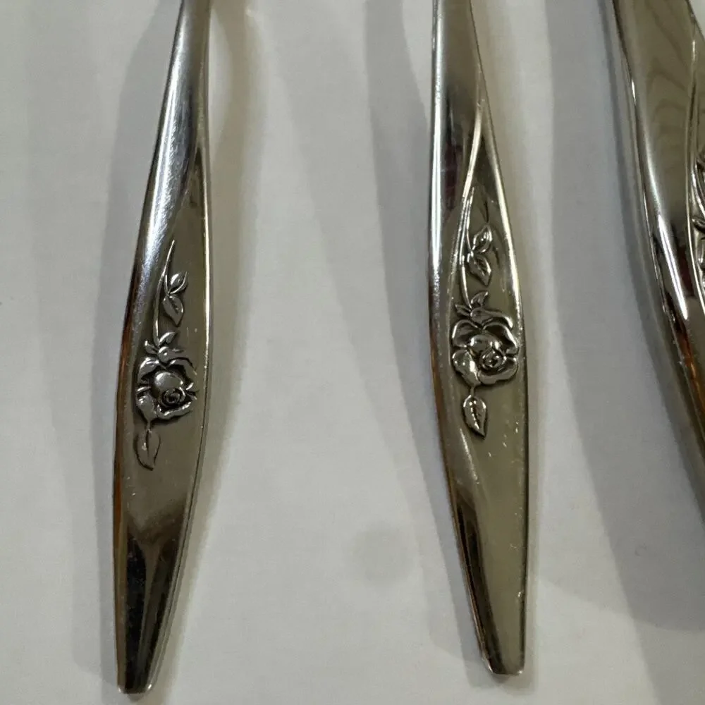 Service For 8 (32 Pieces) - OneidaCraft Deluxe Stainless Lasting Rose Flatware